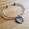 Bracelet Demi Jonc Et Coeur à Graver En Acier